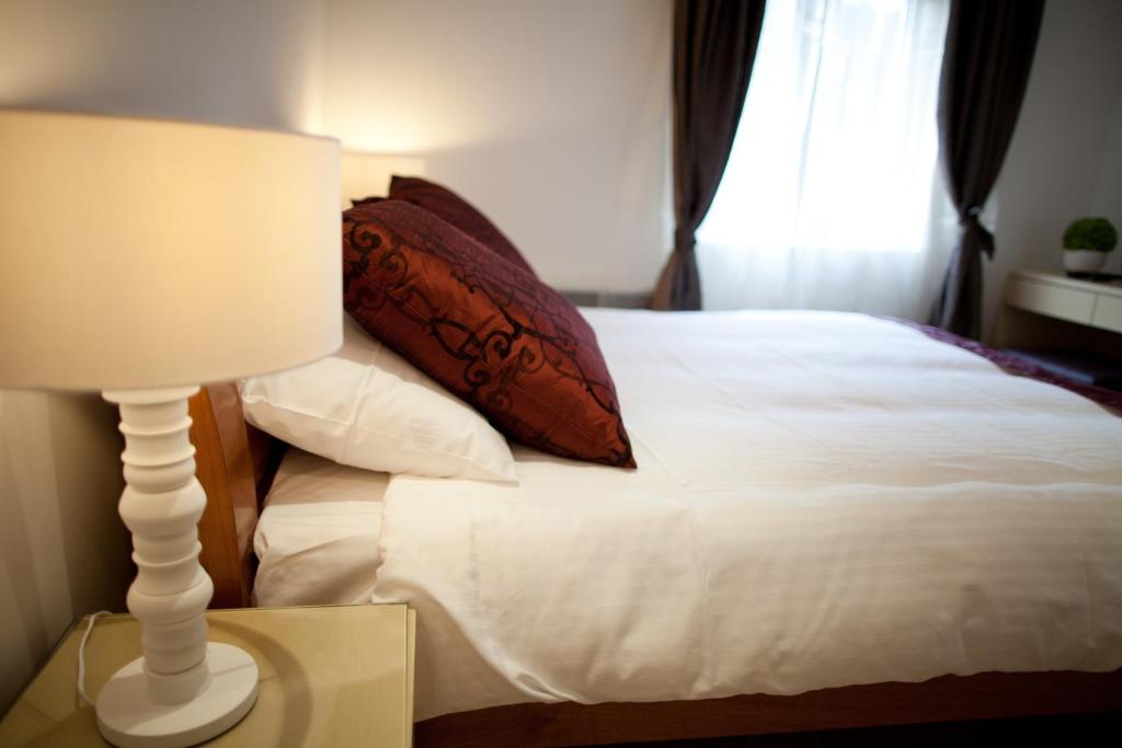 Welcome Inn Victoria room 1
